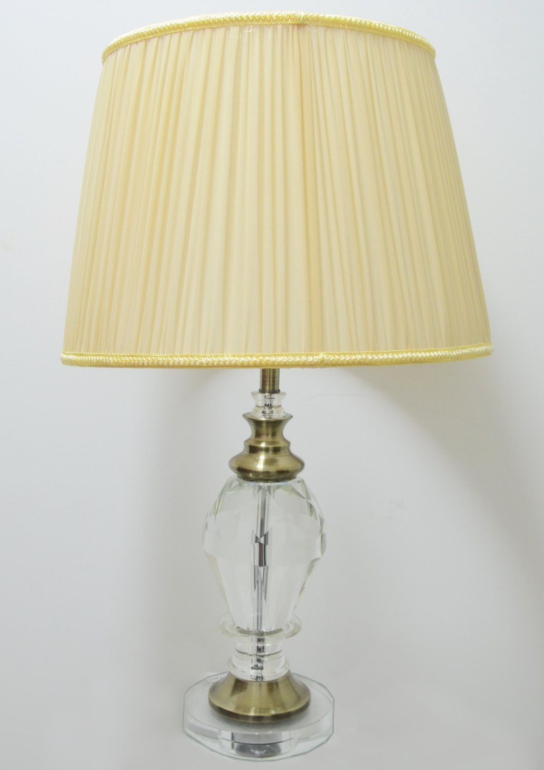 Abajur de Mesa com base de Cristal e detalhes em dourado